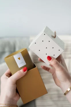 ZUSSS Geurkaarsen*geurkaars in doosje bamboe hartje oker