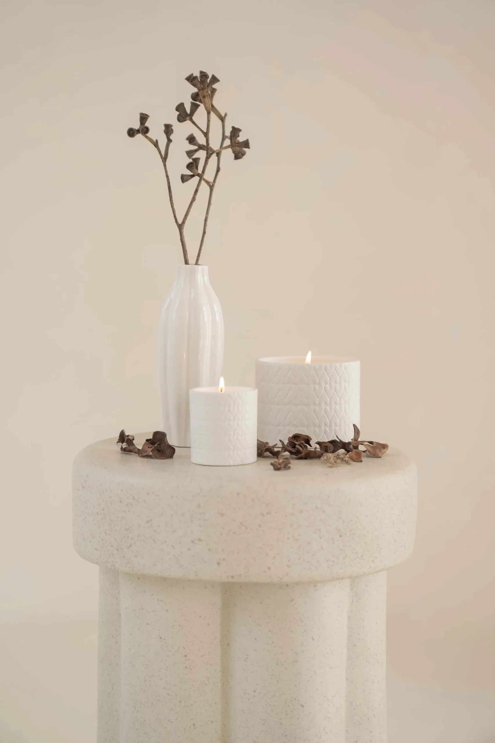 ZUSSS Geurkaarsen*keramieken geurkaars ovaal structuur veertjes wit