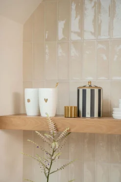 ZUSSS Geurkaarsen*keramieken geurkaarsje met houten deksel hartje oker