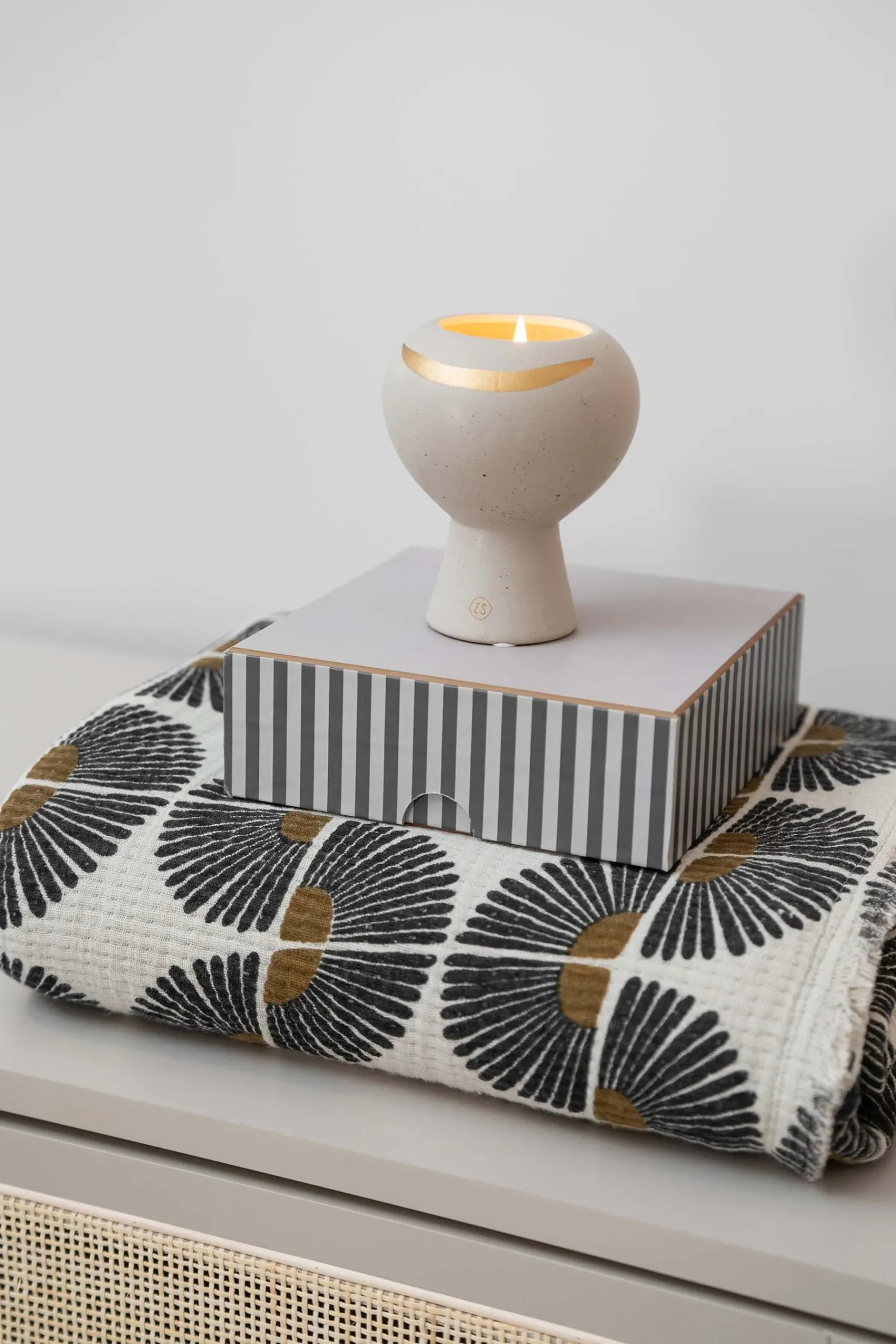 ZUSSS Geurkaarsen*keramieken geurkaars met gouden streep spikkel zand