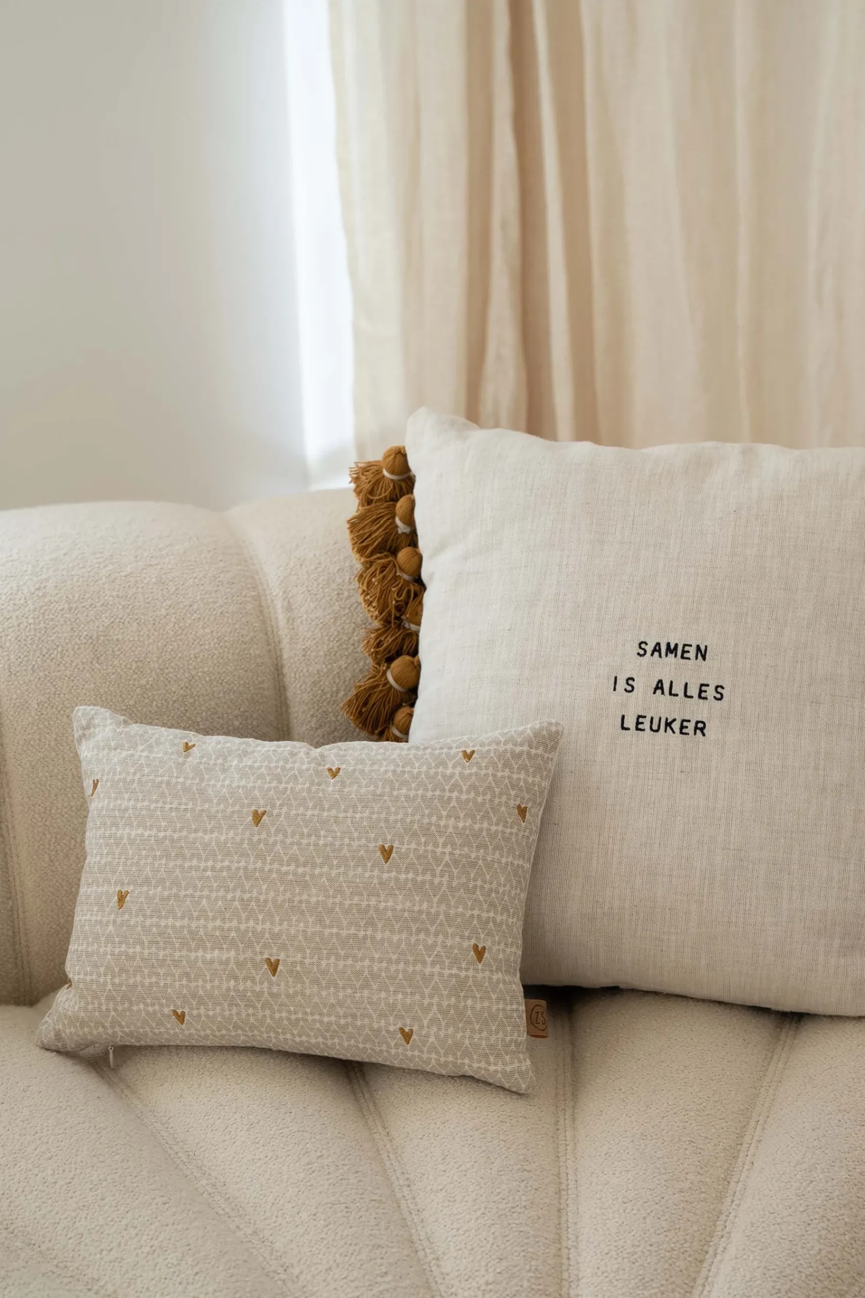 ZUSSS Kussens*kussen samen is alles leuker hartjes 35x25cm zand/warmgrijs