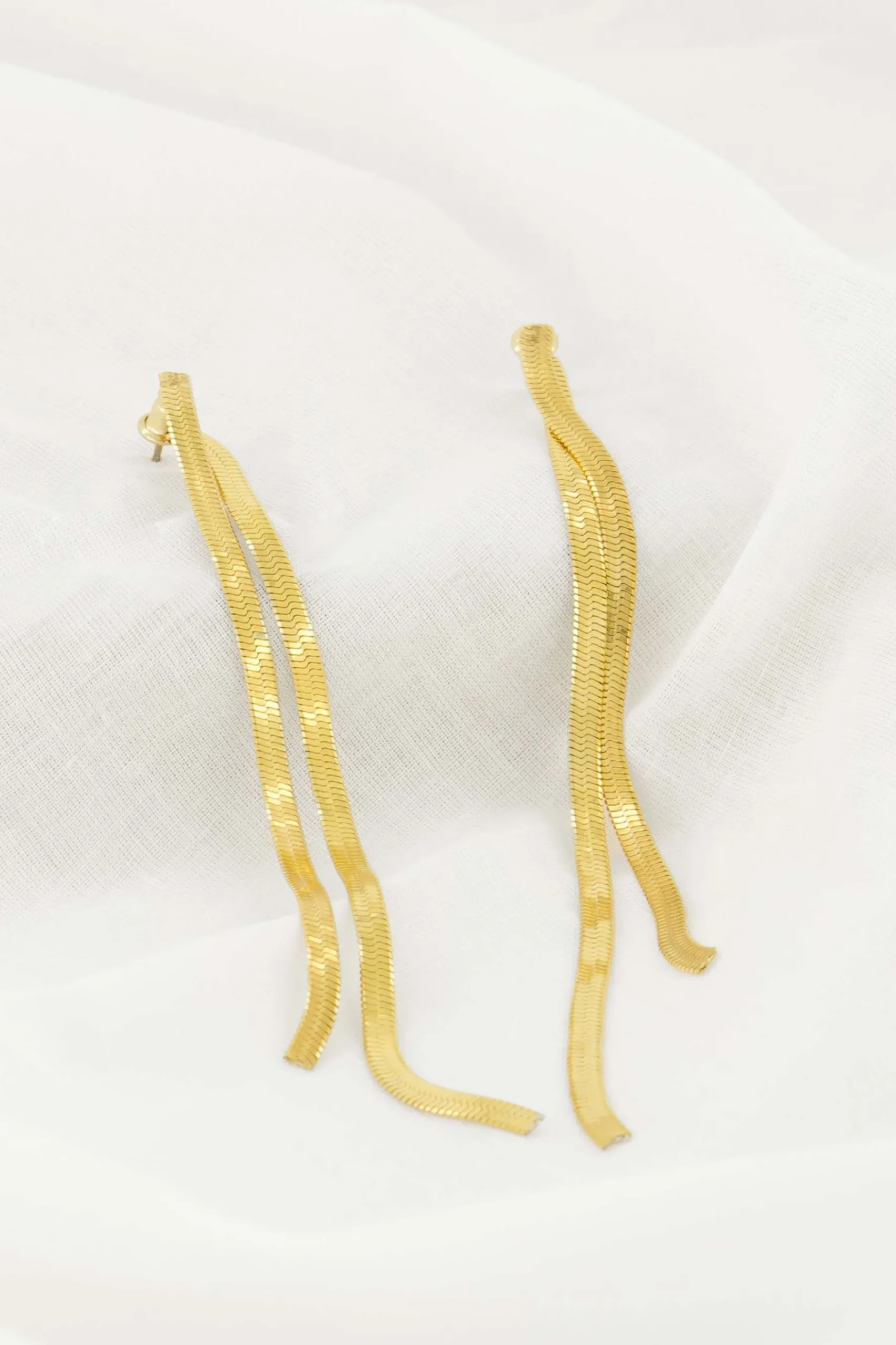 ZUSSS Oorbellen*lange oorbel met visgraat structuur goud