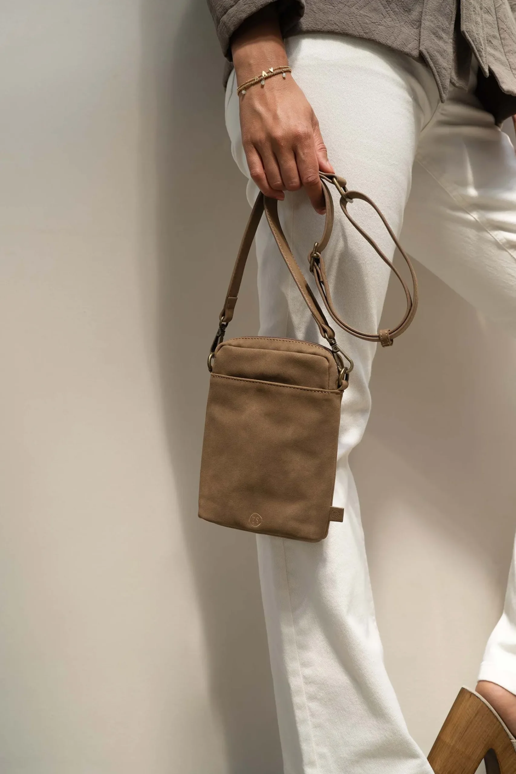 ZUSSS Schoudertassen & Handtassen*telefoontasje bruin