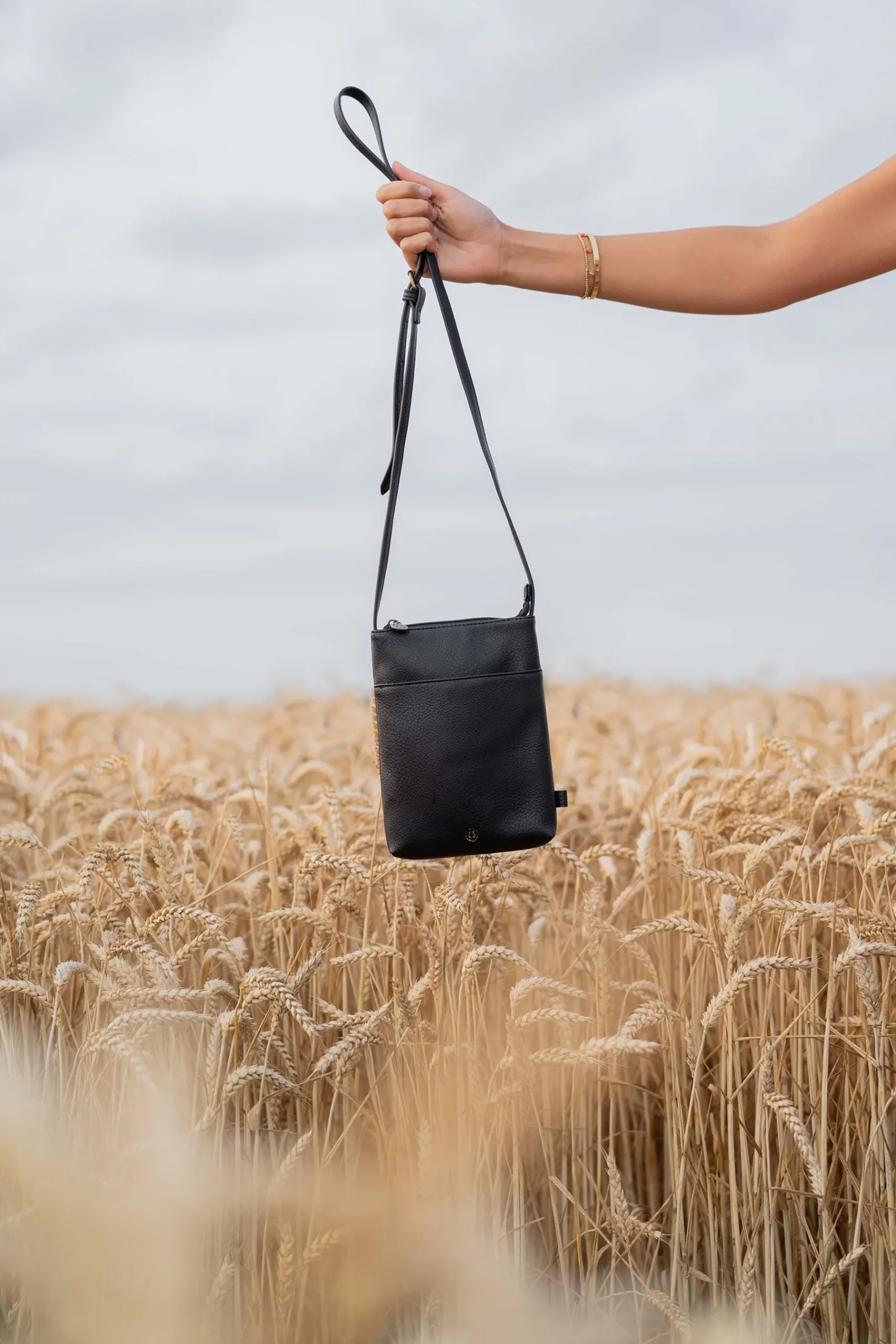 ZUSSS Schoudertassen & Handtassen*telefoontasje zwart