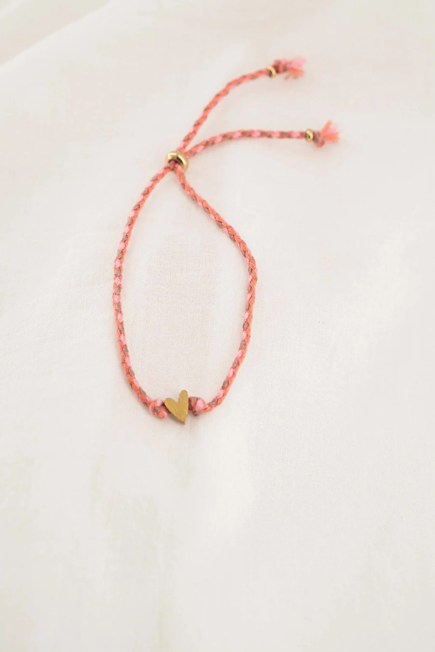 ZUSSS Armbandjes*touwarmbandje met hartje koraalroze/goud