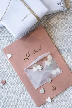 ZUSSS Kaartjes*wenskaart hoera met hartjes confetti terra roze terraroze