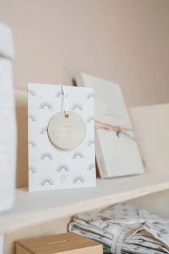 ZUSSS Baby*wenskaart met houten tag klein zonnetje zand